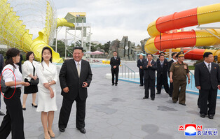 N.K. leader's wife makes 1st public appearance in 1 1/2 yrs