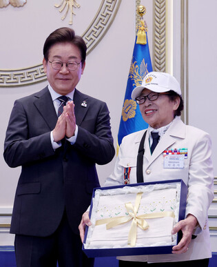 Lee meets war veterans