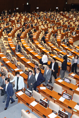 Opposition lawmakers boycott parliamentary session