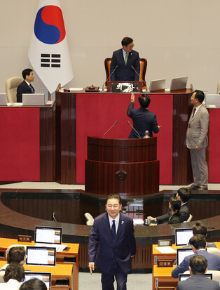 Opposition lawmakers boycott parliamentary session