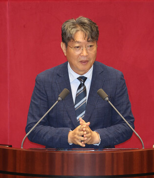 Lee Choon-suak elected as parliamentary committee chief