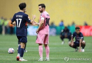 메시, 'PSG 옛 동료' 비티냐에 주먹질?…스포츠맨십 논란