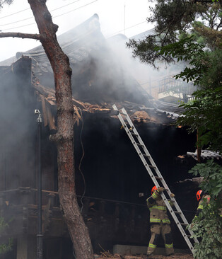 Fire erupts at building inside Joseon-era garden