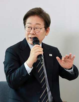 Lee meets prominent figures from cultural, art sectors