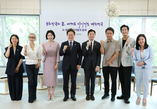 Lee meets prominent figures from cultural, art sectors