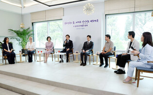 Lee meets prominent figures from cultural, art sectors