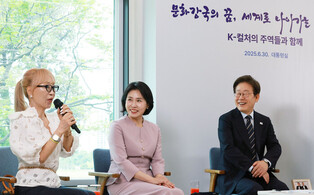 Lee meets prominent figures from cultural, art sectors