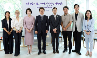 Lee meets prominent figures from cultural, art sectors