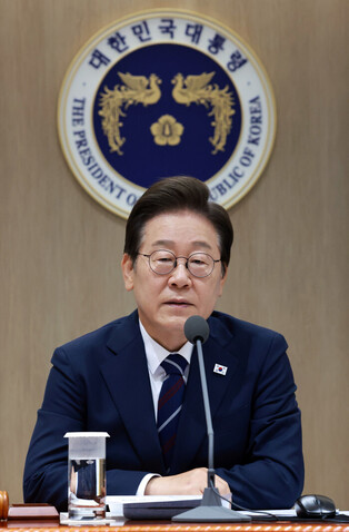 Lee attends Cabinet meeting