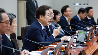 Lee attends Cabinet meeting