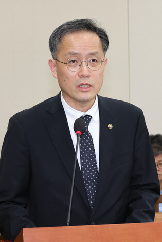 Acting finance minister at parliamentary session