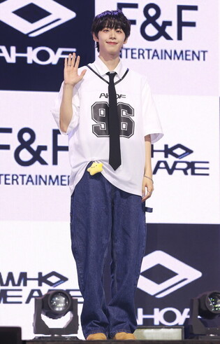 S. Korean boy group AHOF