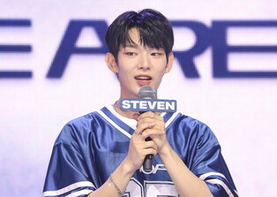 S. Korean boy group AHOF