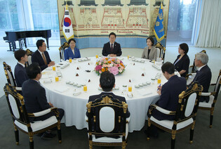 Lee meets with leaders of 5 minor political parties