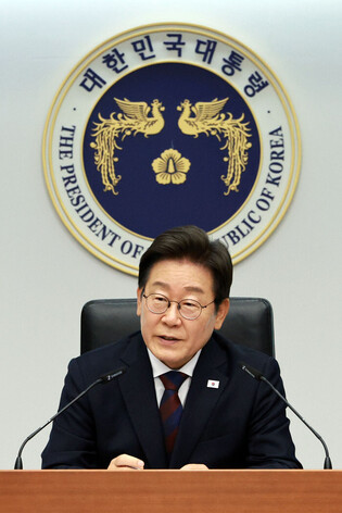 Lee holds 2nd meeting with top aides