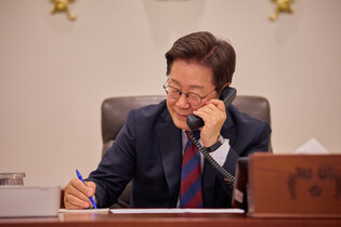 Lee holds phone talks with NATO chief