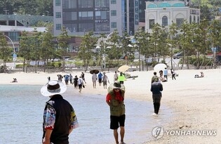 "바다로 가자"…울산 해수욕장들에 피서객 '북적'