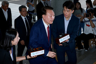 Yoon appears for questioning in martial law probe