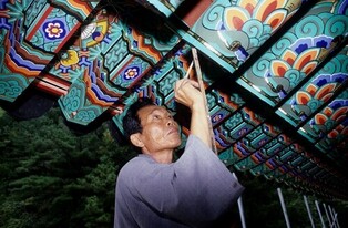 Exhibition Highlights Mezmerizing 'Dancheong' Works by Late Master Hong Jeom-seok
