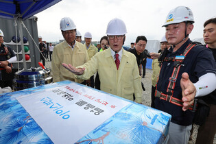 PM visits construction site