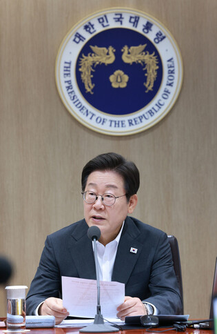 Lee attends Cabinet meeting