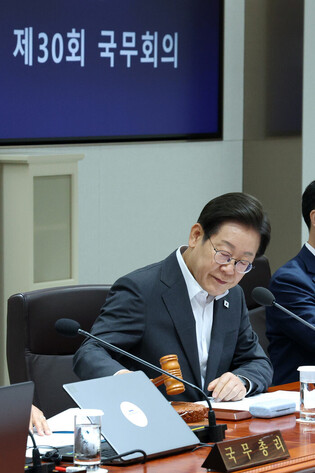 Lee attends Cabinet meeting