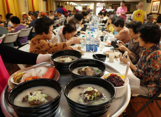 Older adults treated to beef bone soup