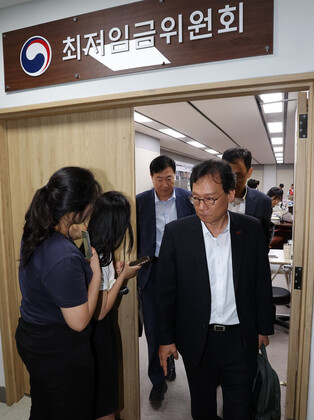 Talks on minimum wage