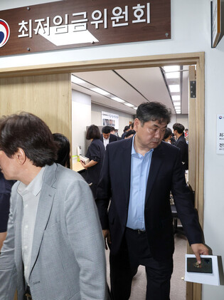 Talks on minimum wage