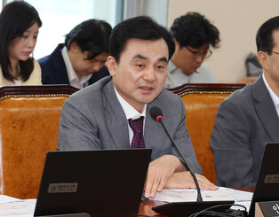 Defense minister nominee at parliamentary session