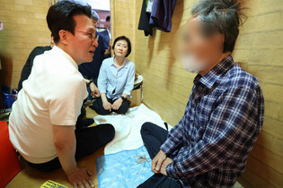 Prime minister visits flophouse area