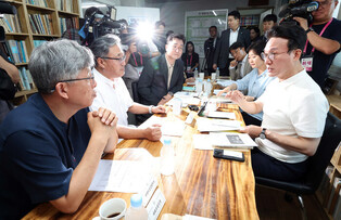 Prime minister visits flophouse area