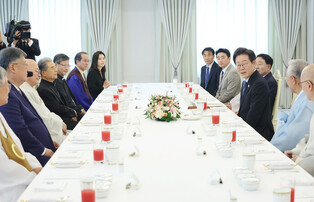 Lee meets religious leaders