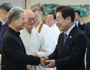 Lee meets religious leaders