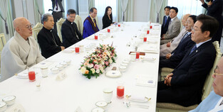 Lee meets religious leaders