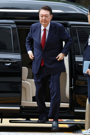 Court to decide on arrest warrant for Yoon