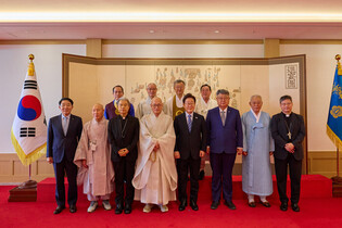 Lee meets religious leaders