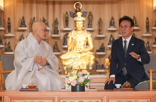 PM Kim visits Buddhist leader