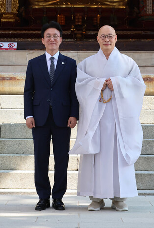 PM Kim visits Buddhist leader
