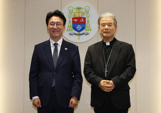 PM Kim visits Catholic leader