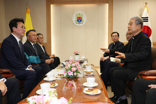 PM Kim visits Catholic leader