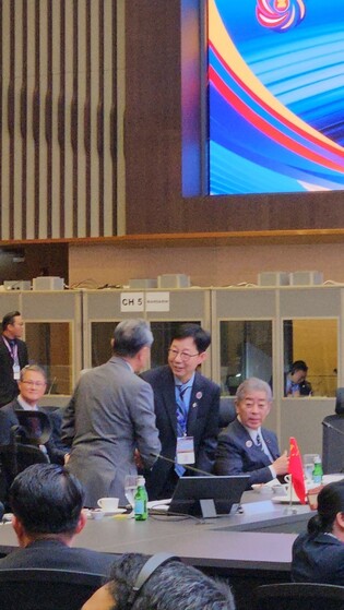 Vice FM Park has brief exchanges with FMs of China, Japan
