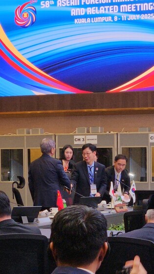 Vice FM Park has brief exchanges with FMs of China, Japan