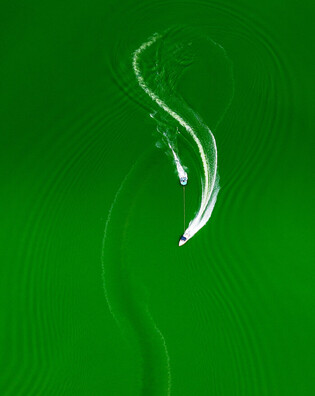 Water sports on green tides-hit reservoir