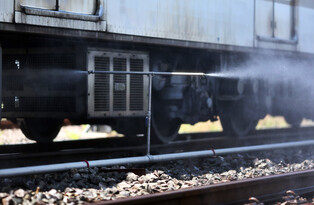Operation of automatic spray unit on railway