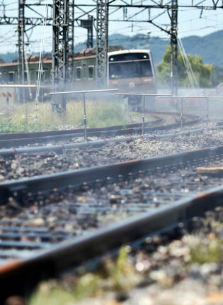 Operation of automatic spray unit on railway