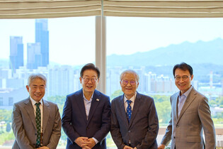 Lee meets veteran journalists