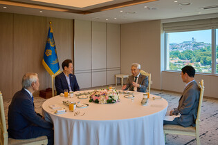 Lee meets veteran journalists