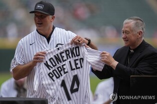 교황 레오 14세, MLB 화이트삭스 전설의 '14번'에게 유니폼 선물