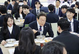 Lee gives lecture to new public officials